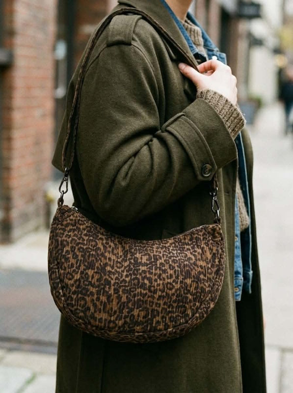 U Shoulder Bag in Leopard