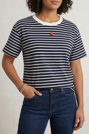 Κολιέ καρδιά φορεμένο με ριγέ outfit